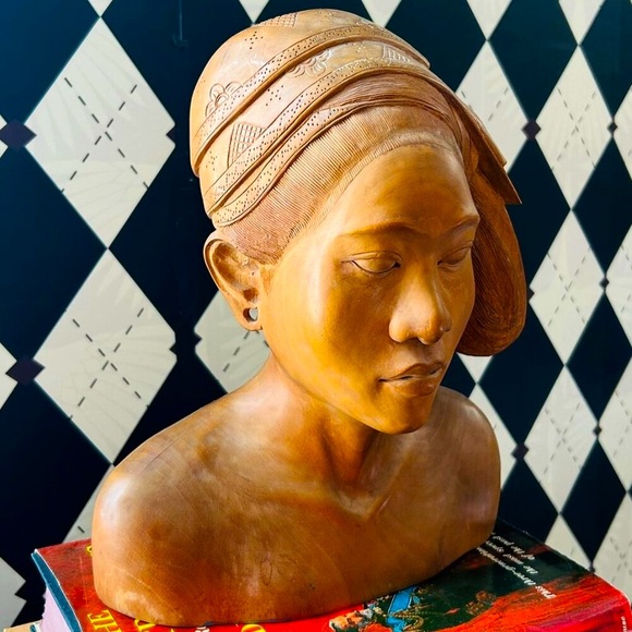 Other - Vintage Hand-Carved Wooden Bust – Striking Elegance & Cultural Heritage